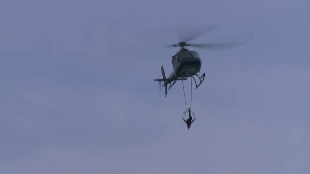 Erendira Wallenda flies over Niagara Falls