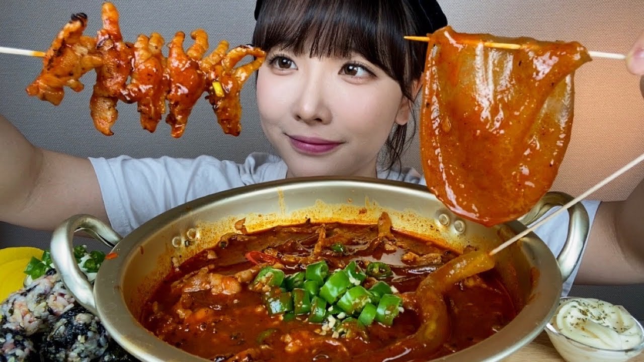 매운국물닭발에 원형당면,뉴진면 넣고 먹기🤤