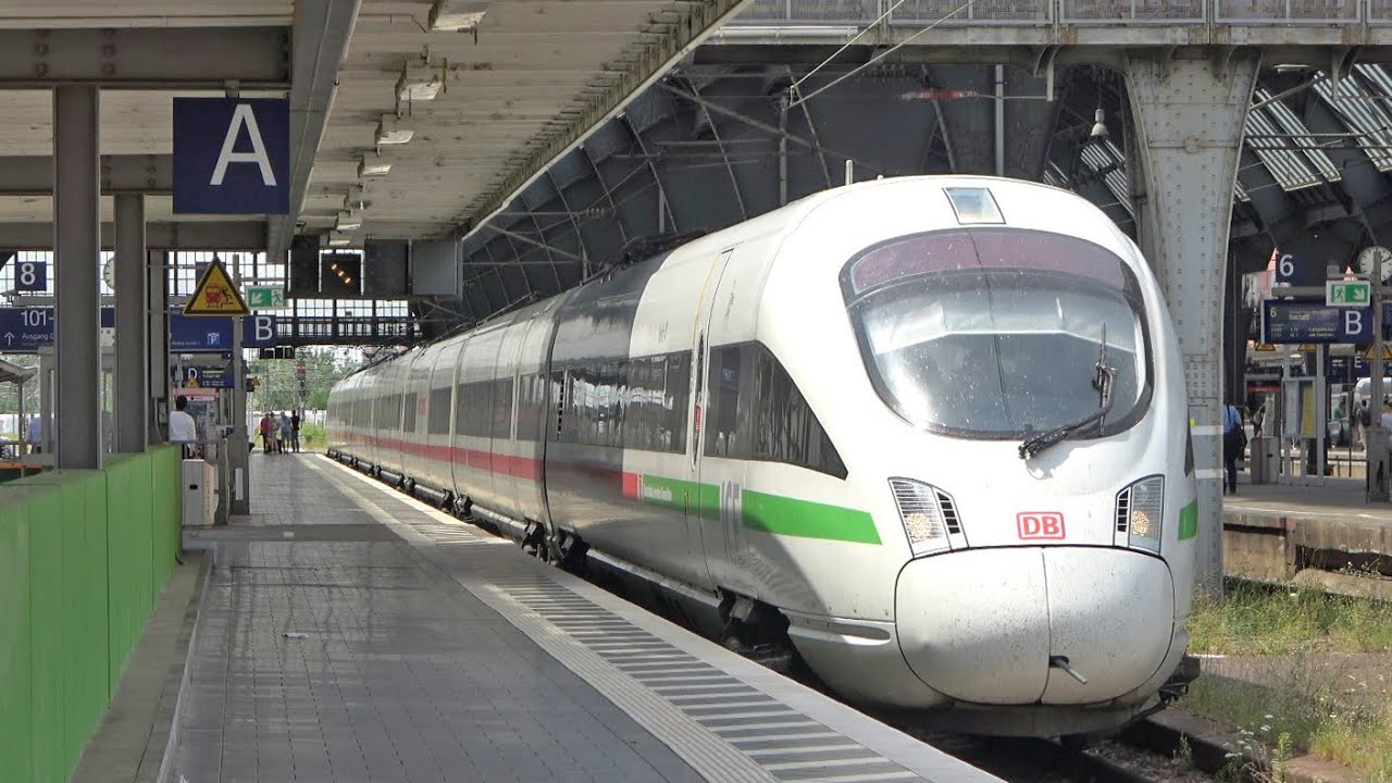 Treinen op station Karlsruhe Hauptbahnhof | 04-07-2022