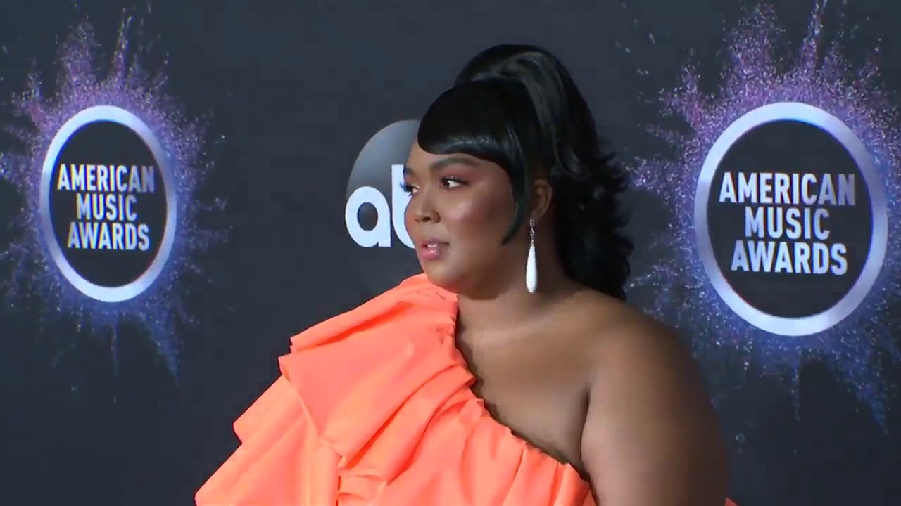 Lizzo Red Carpet Fashion I AMAs 2019