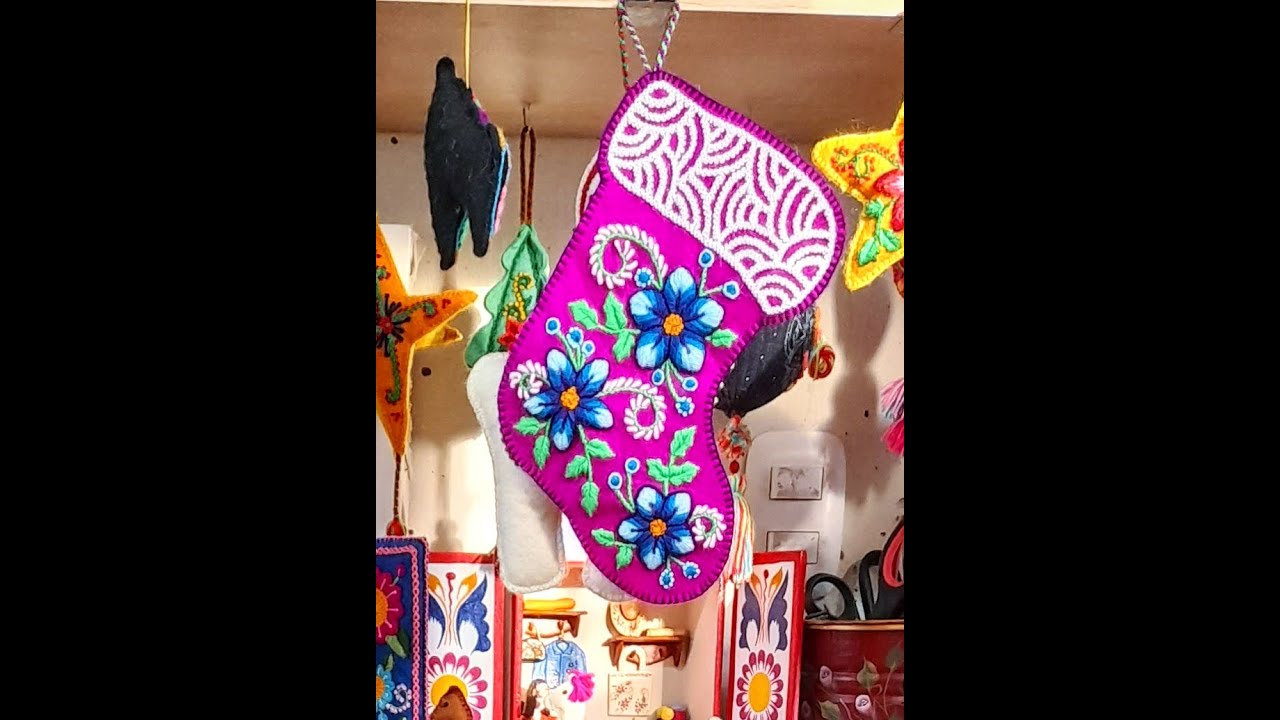 Maxi Colgantes Navideños con Bordado Ayacuchano: Diseño de Bota Navideña