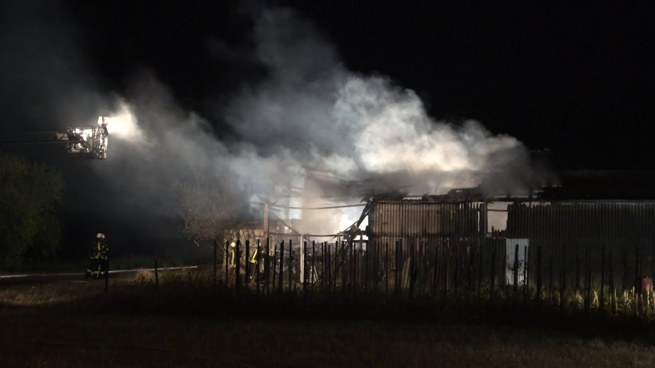 Scheune vollständig ausgebrannt - 2 verletzte Feuerwehrleute in Troisdorf-Bergheim 27.9.18 + O-Ton