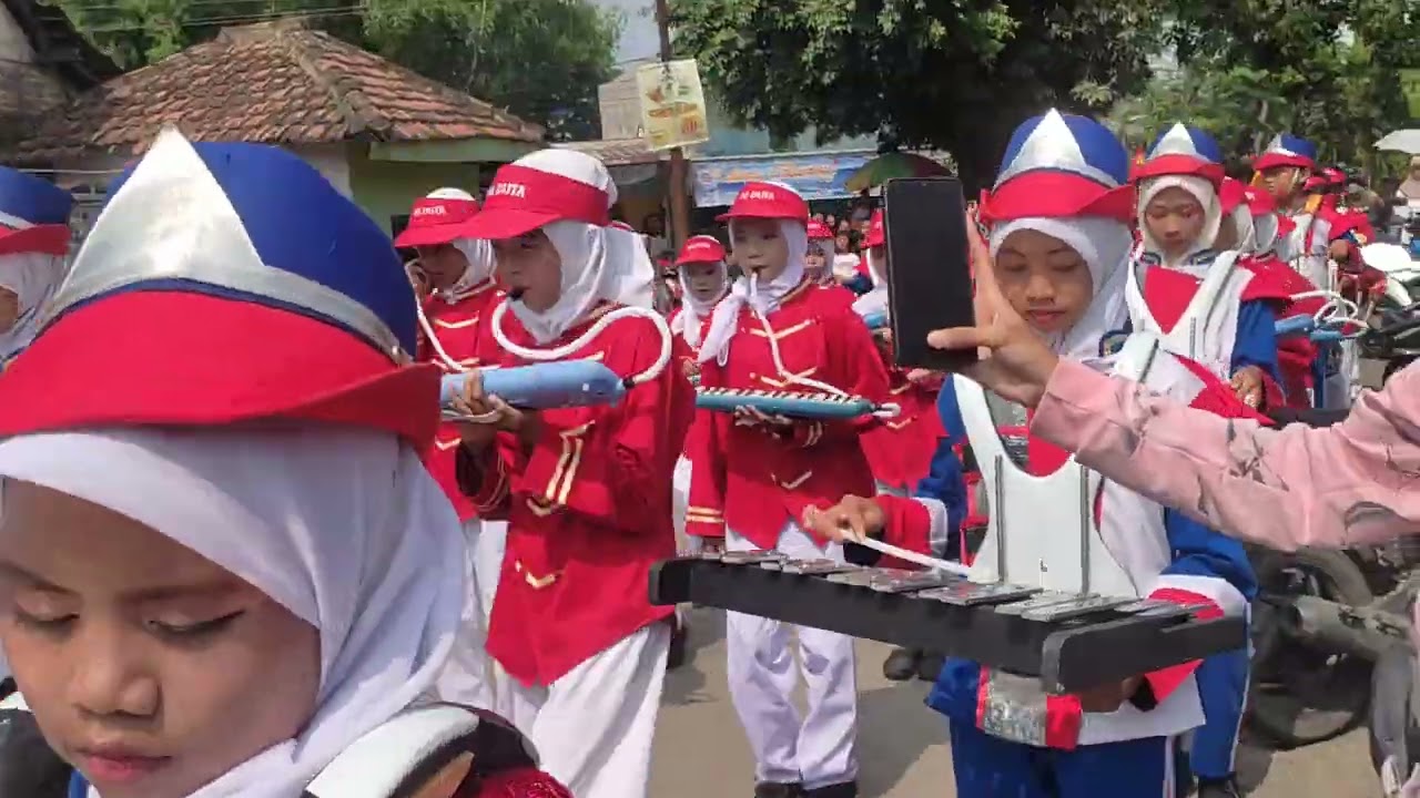 Drumband MI Darul Ulum Tapen..