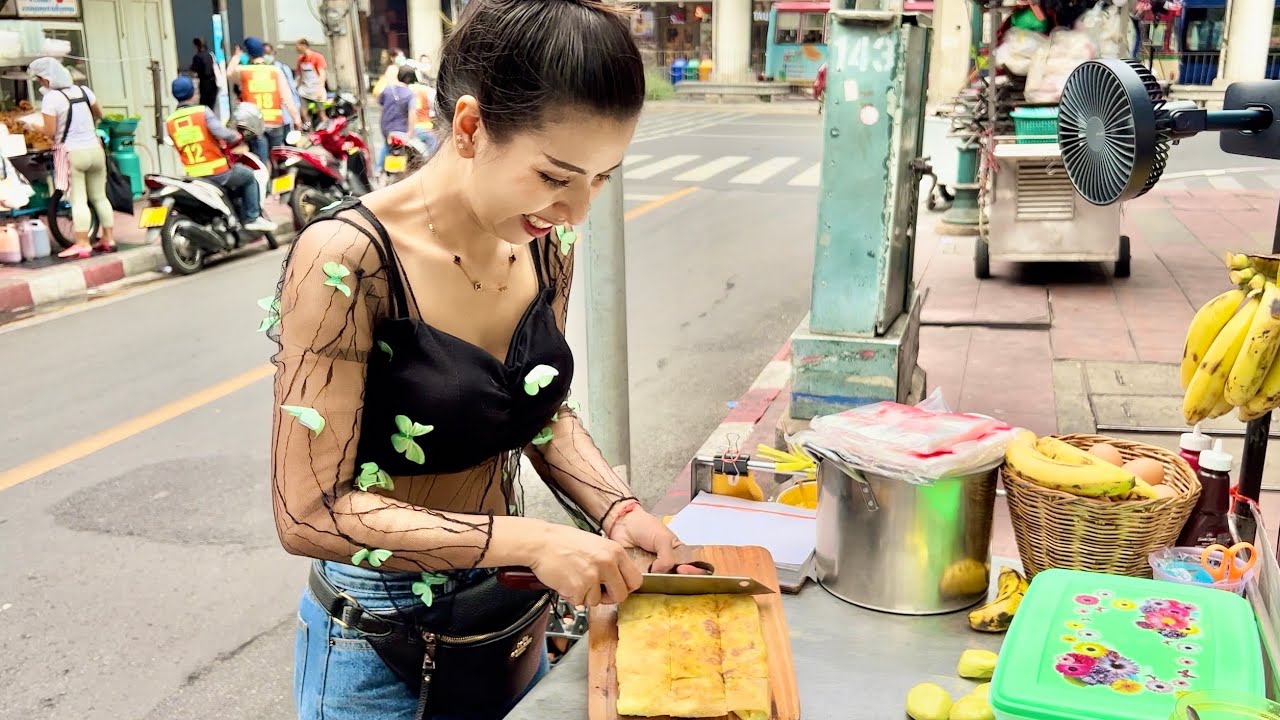 PUY Roti Lady Makes Banana Pancakes with Her Best Smile - Thai Street Food