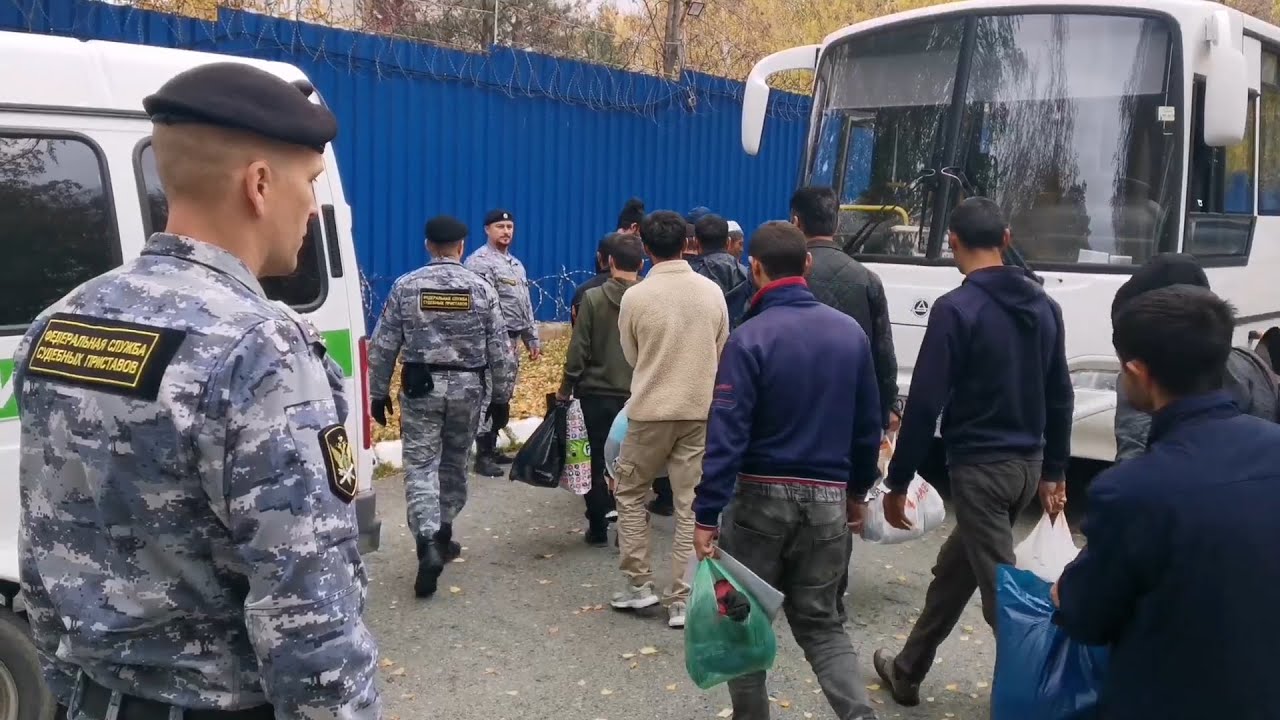 Приставы выдворяют  мигрантов