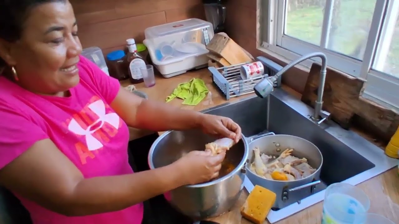 Cocinando gallinas criollas en arroyo de leche 