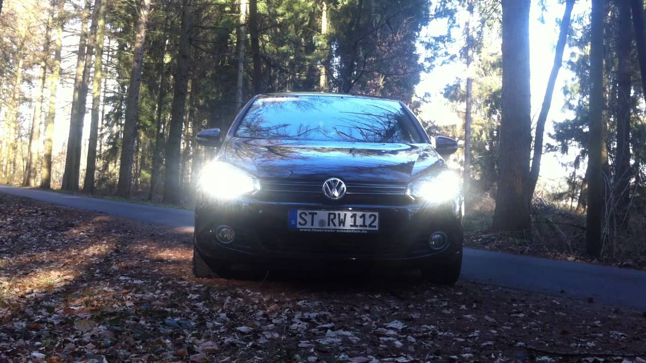 Golf 6 mit original LED TFL im Wald bei Tageslicht