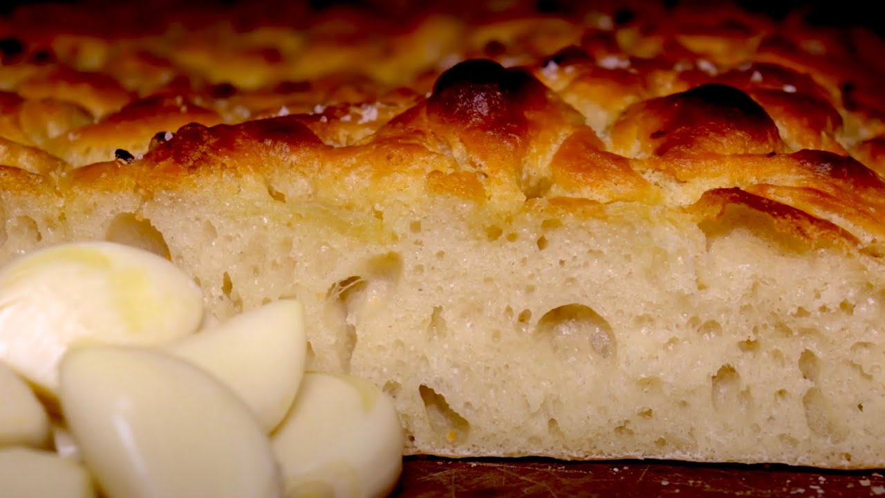 Hjemmelavet focaccia m. hvidløg -  Nemt italiensk foccacia m. masser af hvidløg - Opskrift # 248