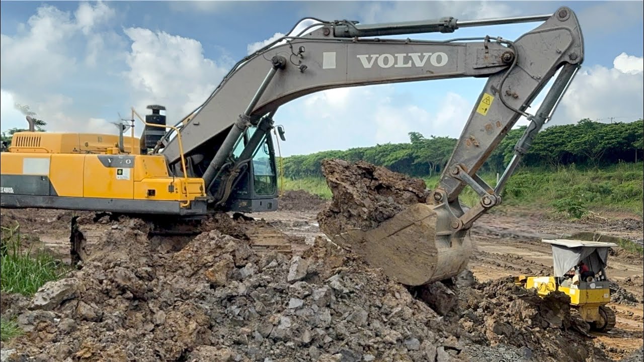 Volvo EC480DL Exca Working with 25–41 Ton Dump Trucks | Lakefront Earthmoving with Mud & Nature 🌿🚧