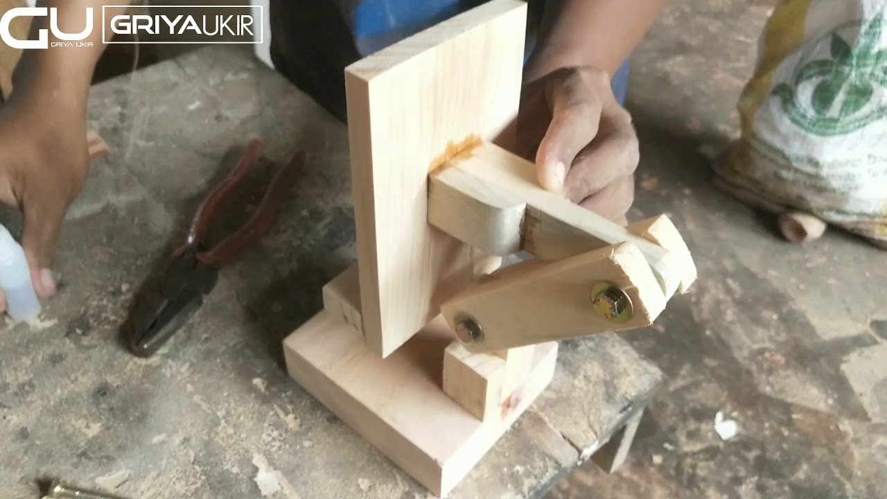 how to make a smart phone holder out of wood