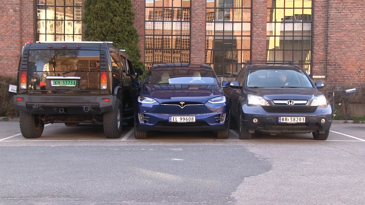 Tesla Model X blocked by Hummer and Honda
