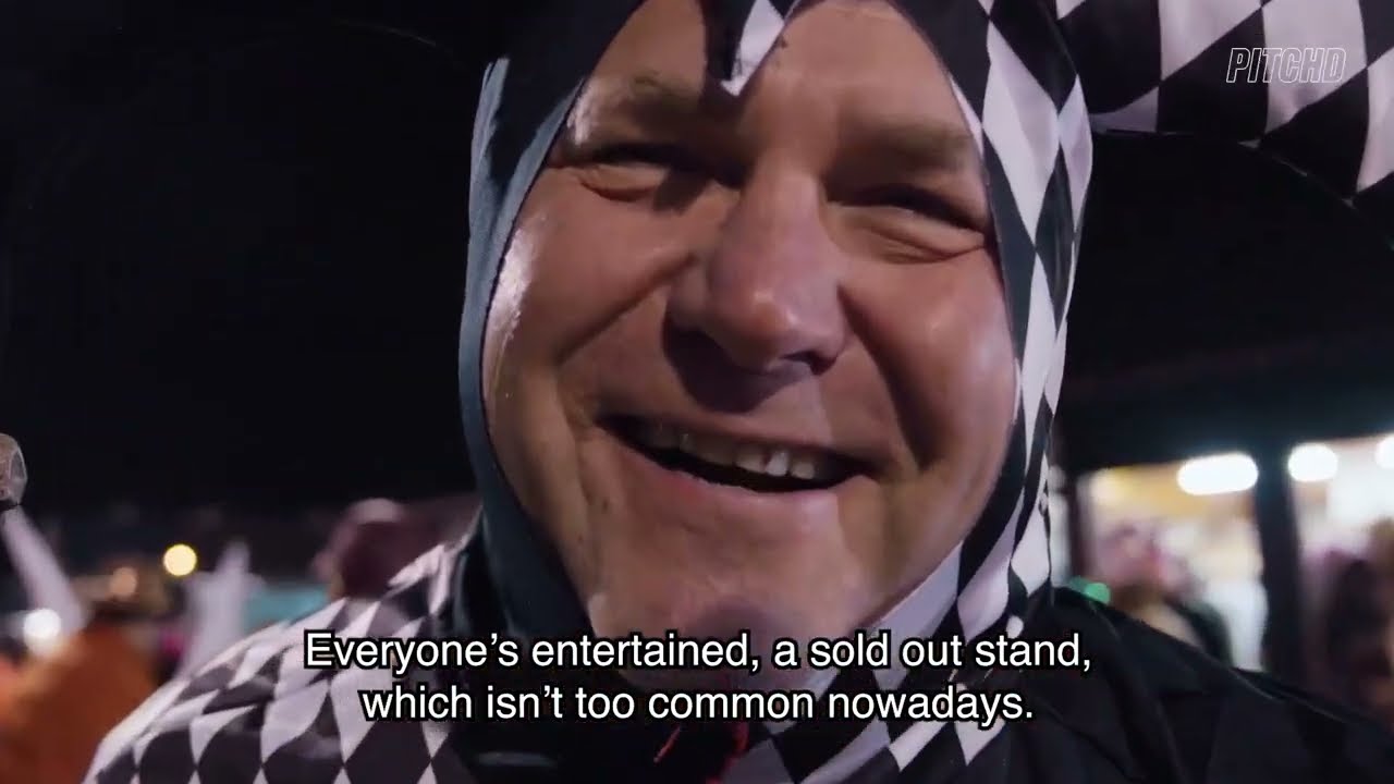 Eendracht Aalst, nergens anders maak je dit mee met carnaval op een voetbalveld.