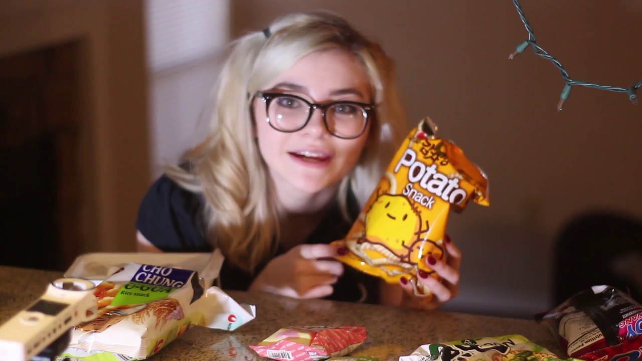 HENTAI BABE TRIES WEEB FOOD (asmr eating and sounds) | Cloveress