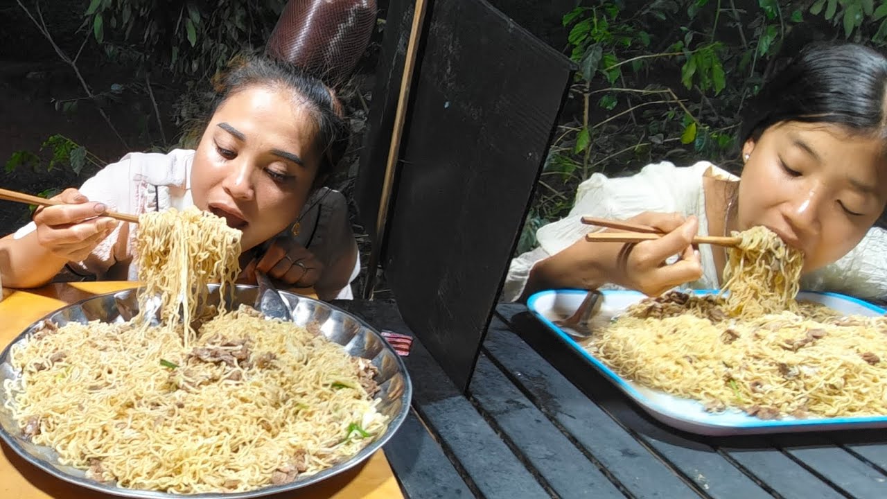 Quá Khủng Khiếp Với Cuộc Thi Ăn 30 Gói Mì Tôm Xào Thịt Bò Giữa 3 Thánh Ăn Thắng Nhận 3 Triệu