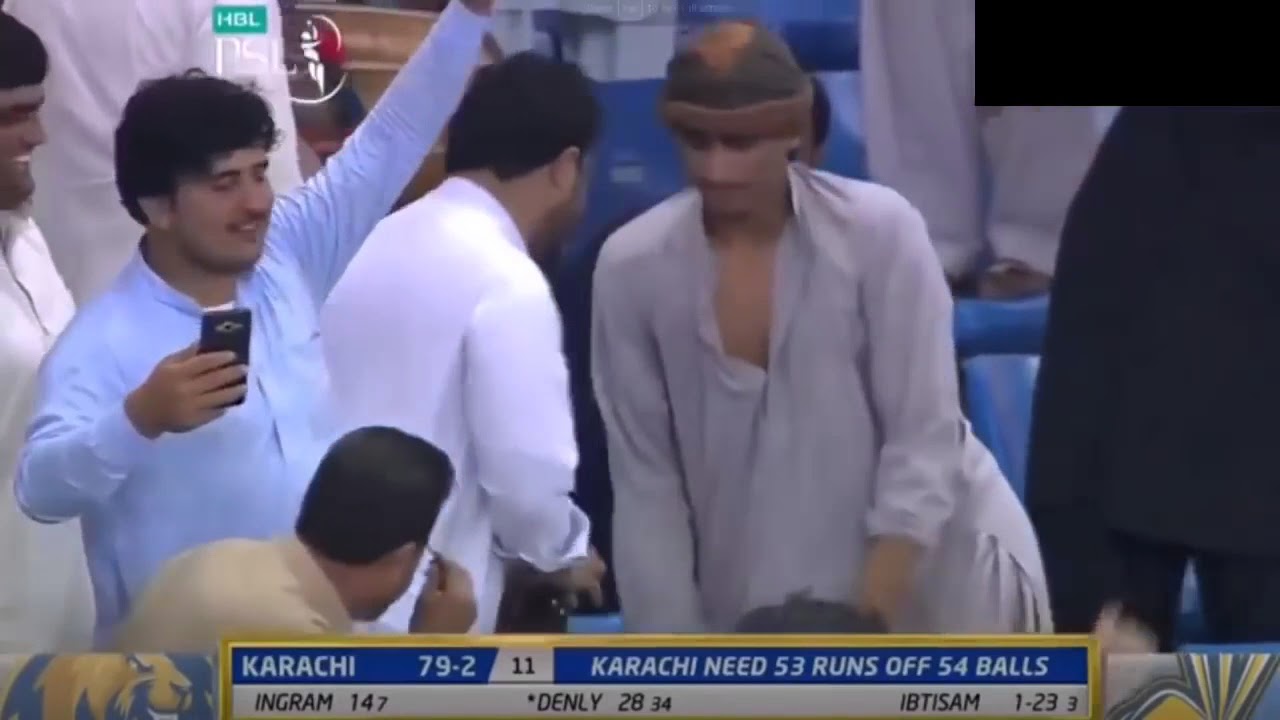 Funny dance of a Pathan Zalmi Fan (Zalmi vs Karachi) PSL 2018