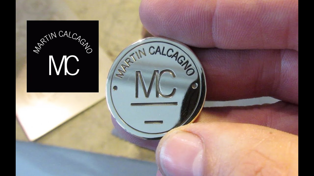 Martin Calcagno: Placas con logo MC