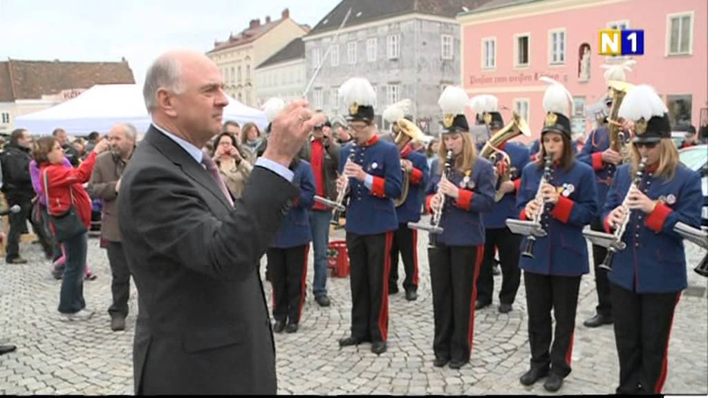 Bekrönung des Rathauses in Retz mit LH Pröll