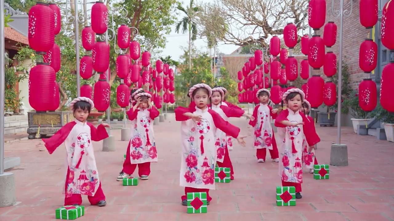 01 Bé đón tết sang