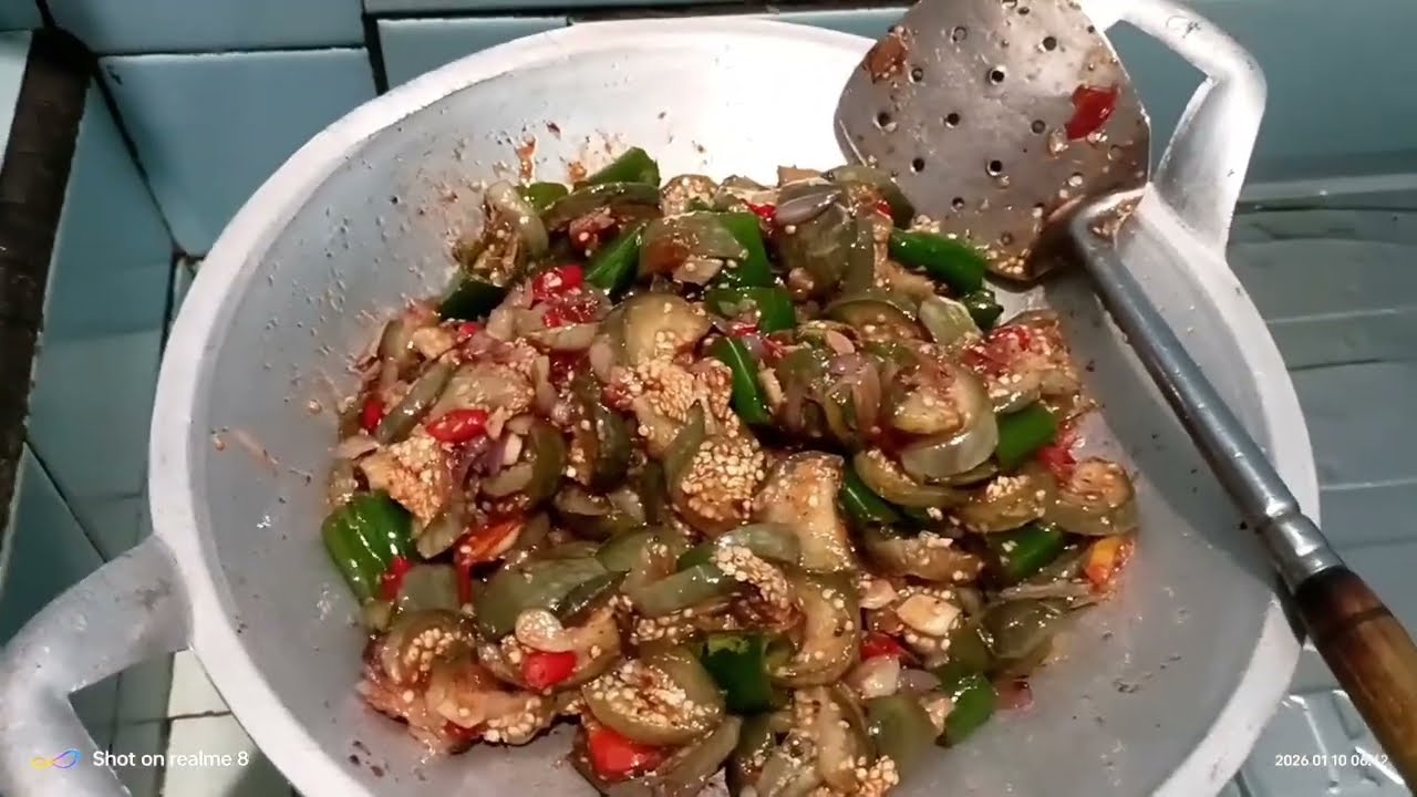 Terong bulat hijau dan cabe hijau ditumis dengan bumbu dasar,enaknya bukan main.