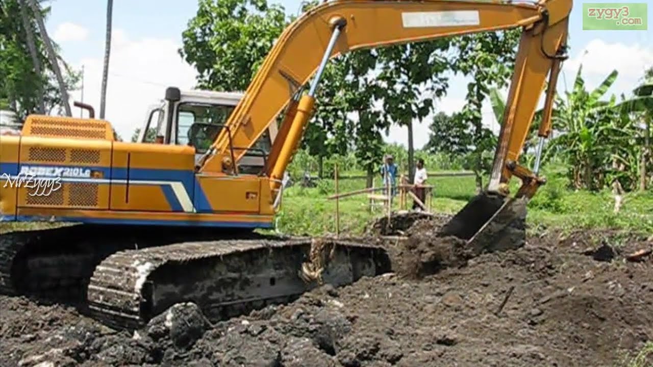 Hyundai ROBEX 210 LC Excavator Digging for Construction
