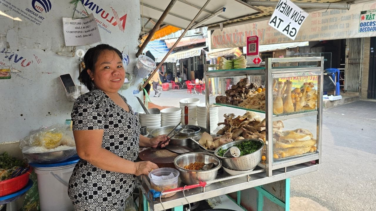 Gà mái luộc lên màu vàng mơ người Sài Gòn rất ưa chuộng, nửa con rất ngon