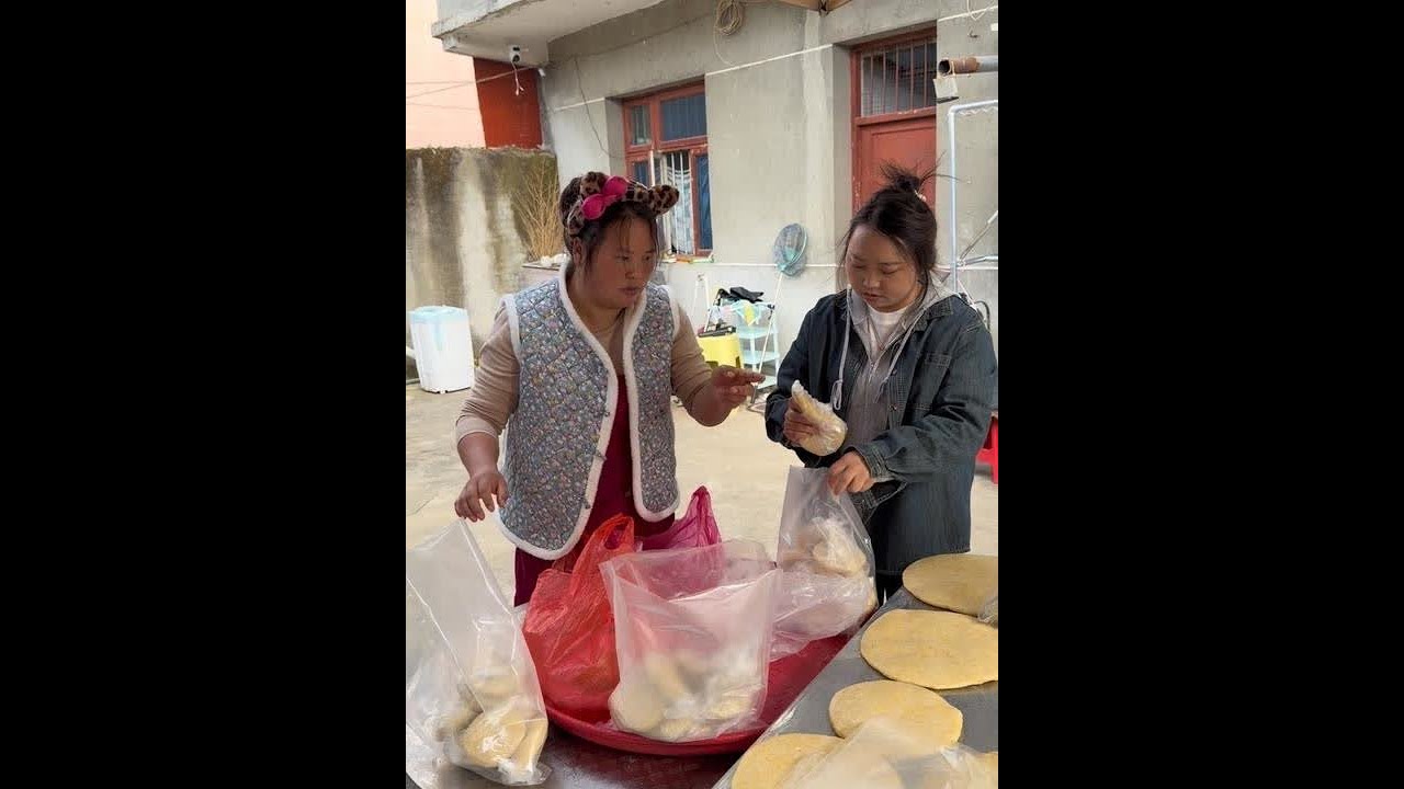 今天包糍粑做了三个口味的、还包了我最喜欢的折耳根口味、今天做了很多给一家送一点｀这种感觉要过年了  哈哈 #记录真实生活 #我的乡村生活 #农村美食记录生活