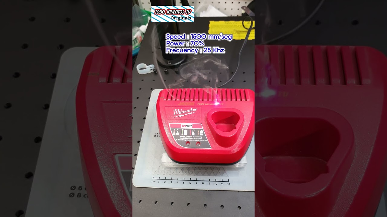 marcando cargador milwaukee : laser de fibra de 50w    #todoinventostv #ComoDoblarTuberiaPorInstinto