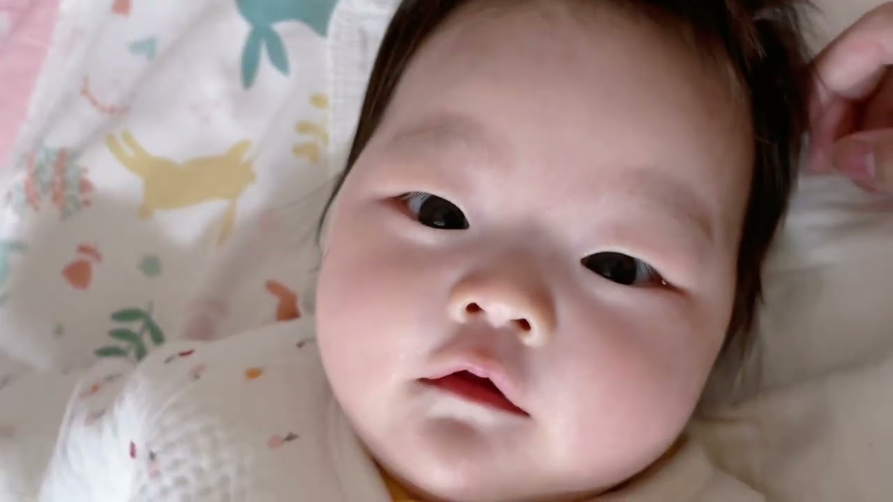 瓜瓜2个半月，打自费13价肺炎疫苗，打完回到家好兴奋，秒变话痨