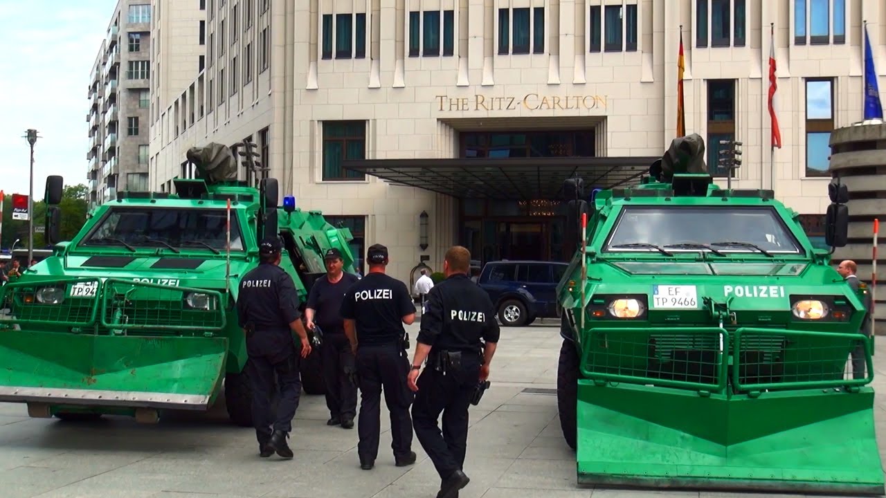Polizei Panzer Fahrzeuge schützen Ritz Carlton Hotel Berlin für Barack Obama President USA 2013