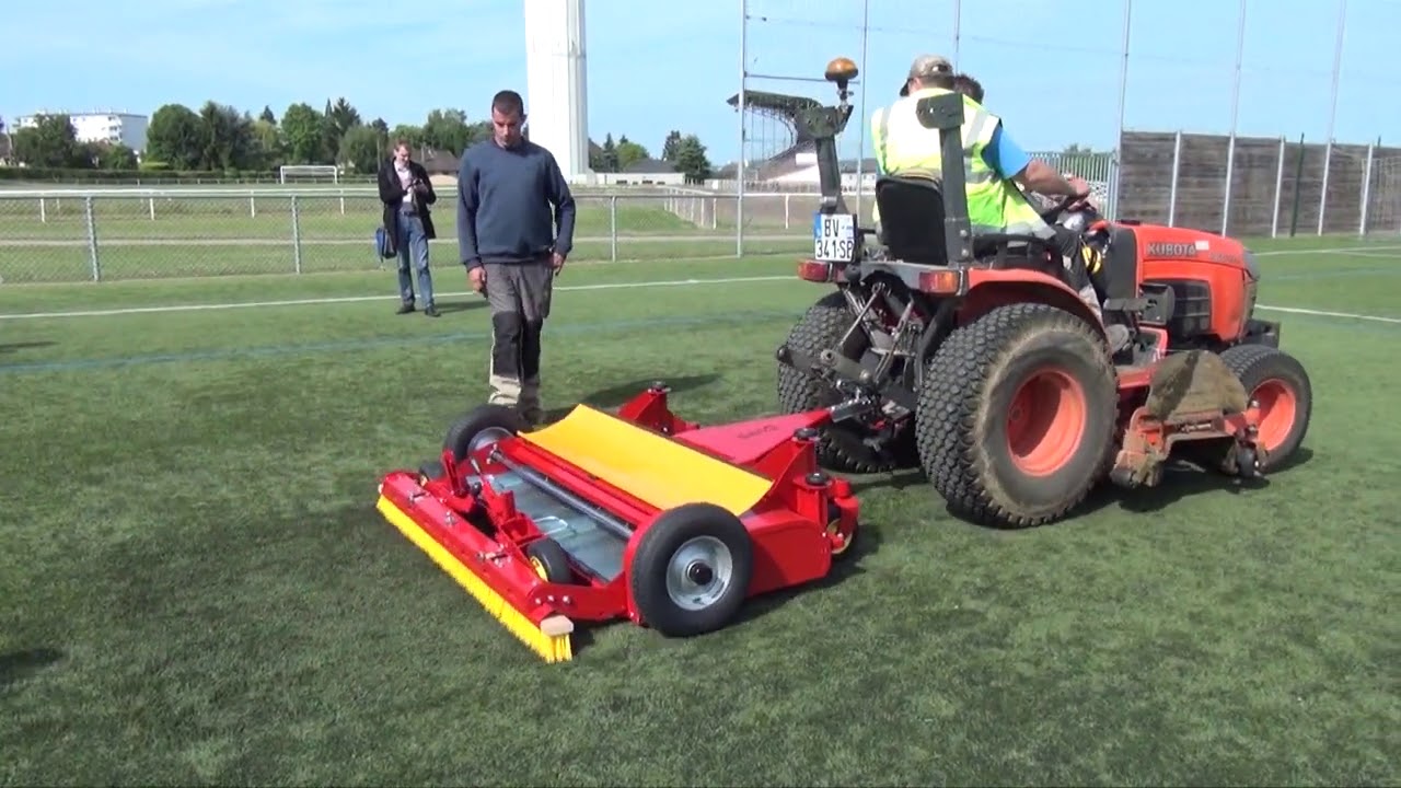Entretien d'un stade en gazon synthétique avec Turfcare TCA 1400 - SMG