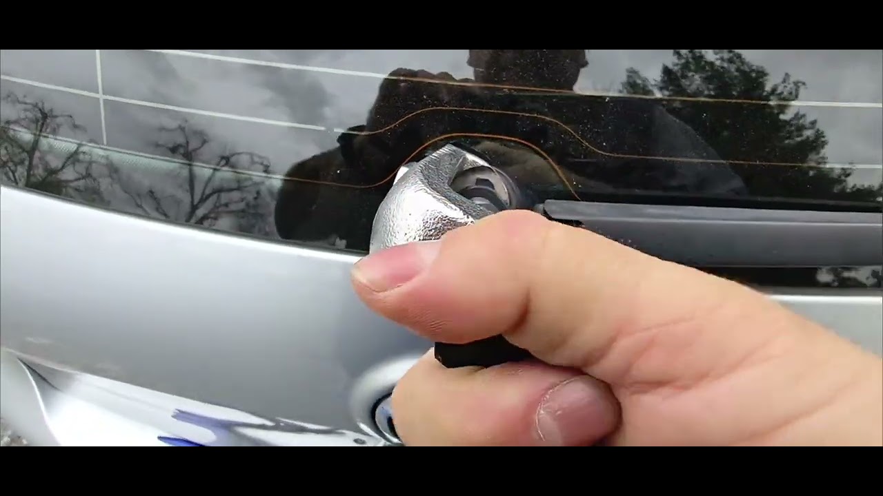2007 VW rear window wiper tool is too small