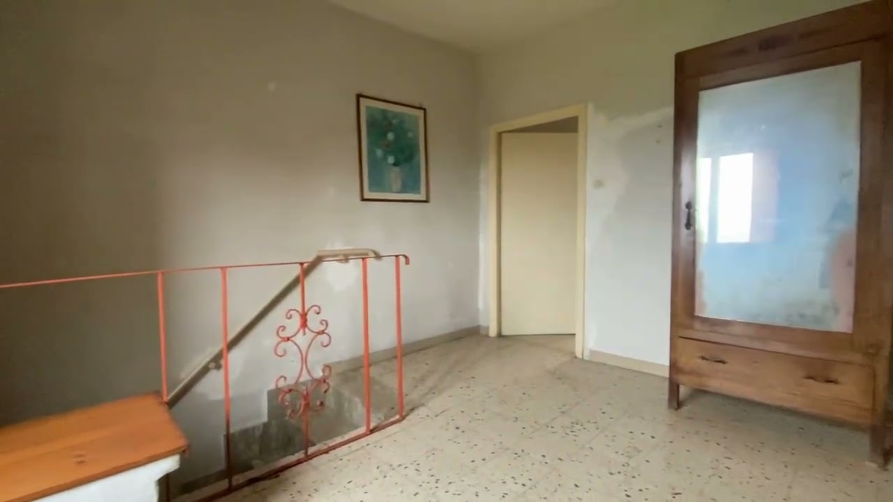 Casigliano: Cielo-terra di ampia metratura con terrazzi abitabile, cantine e giardino privato