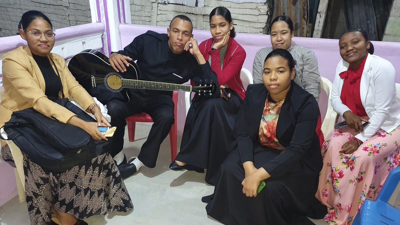 A Cantar Y Después A Orar