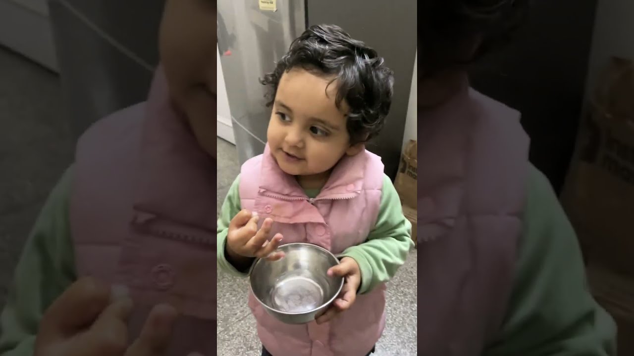 आर्या मार रही मम्मी पापा को मसके 😂 