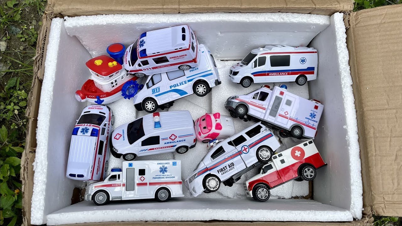 Mobil Mobilan Ambulans, Kotak Penuh Mainan Mobil Ambulans dan Polisi