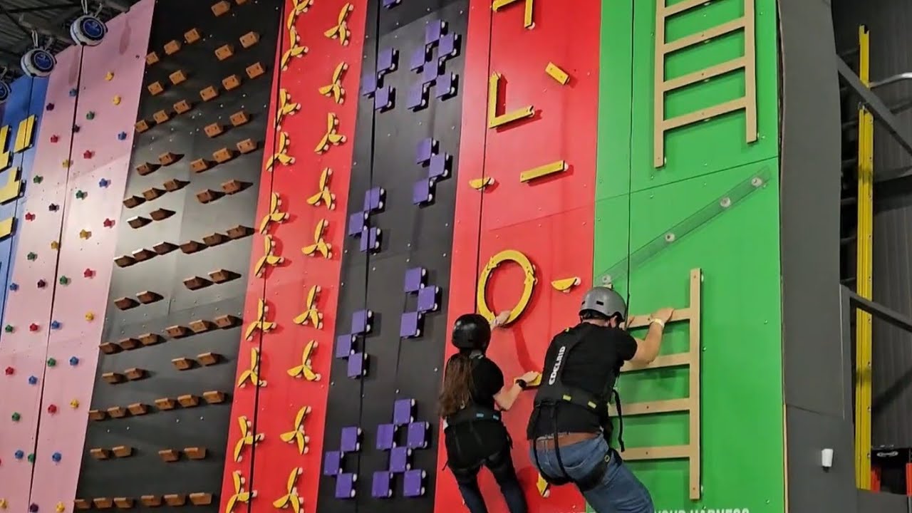 Family Fun at Fun Park Amusement Center in Winnipeg, Canada. Развлечения в центре Fun Park, Канада