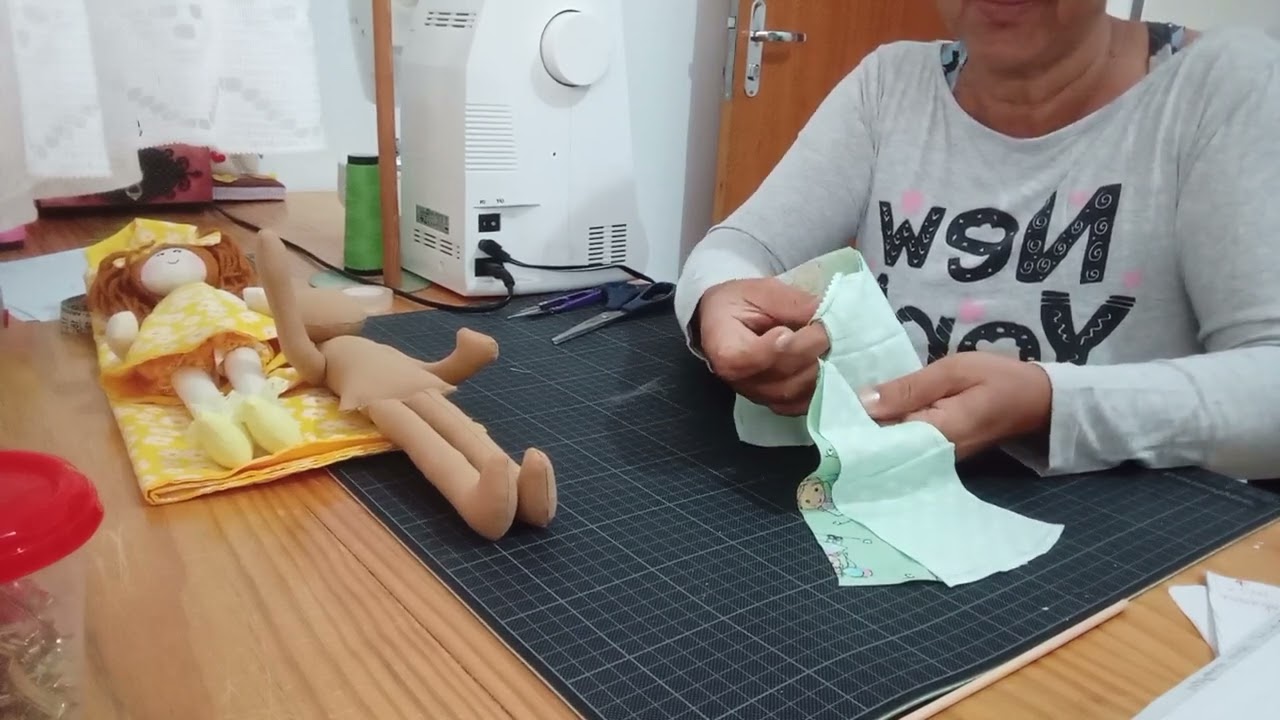 Boneca Maria Vestido trapézio passo a passo MOLDE GRÁTIS