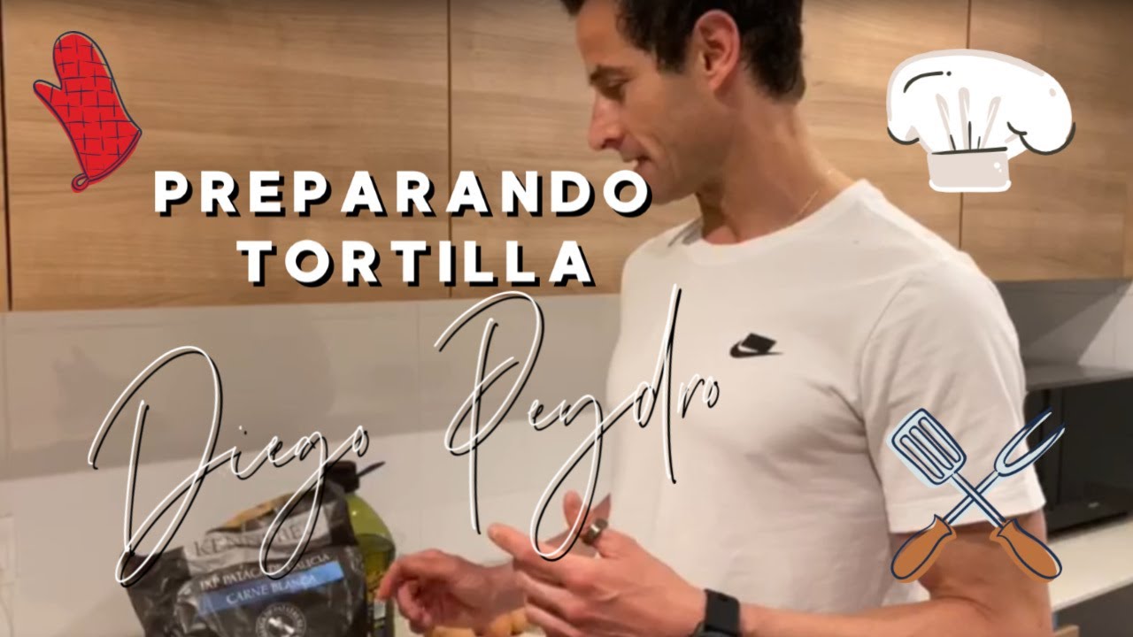 Preparando una tortilla en los fogones del doctor Diego Peydro. Clínica Peydro