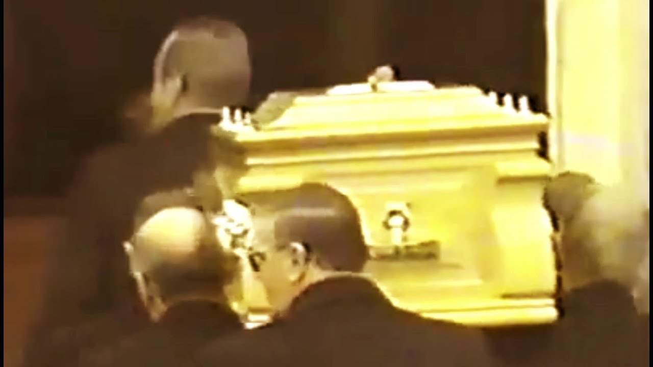 Freddie Mercury's Funeral Procession // Montserrat Caballe "D'amor Sull'ali Rosee" (November 1991)