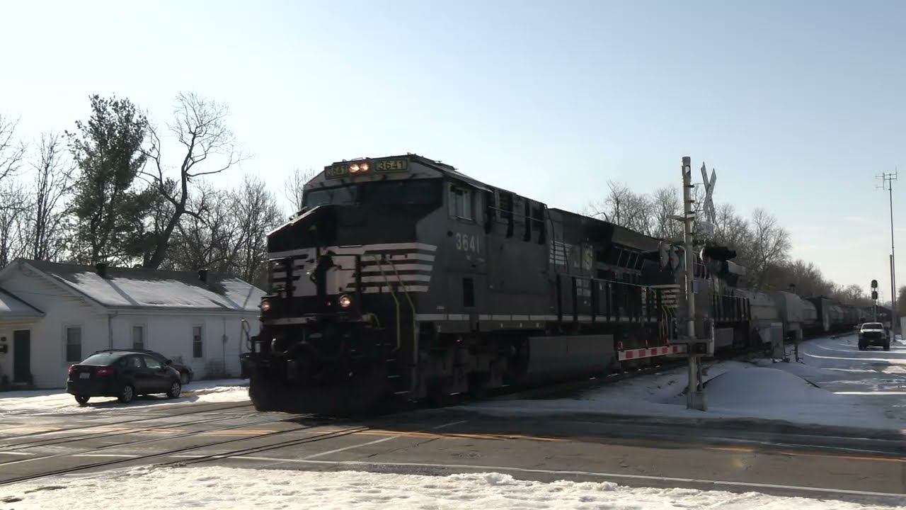 NORFOLK SOUTHERN GE ET44AC Tier 4 Northbound Mix Freight