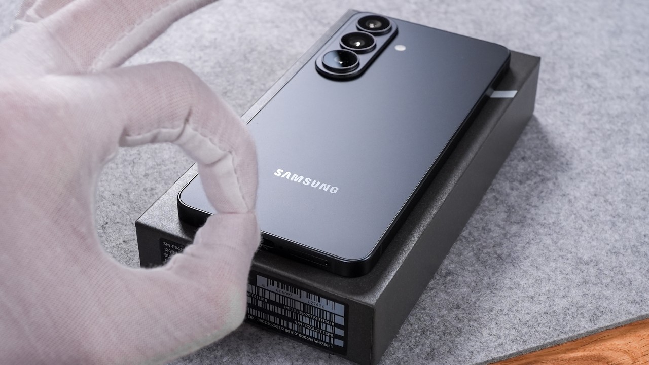 Samsung Galaxy S26 ASMR Unboxing &ndash; This Black Finish Is Different