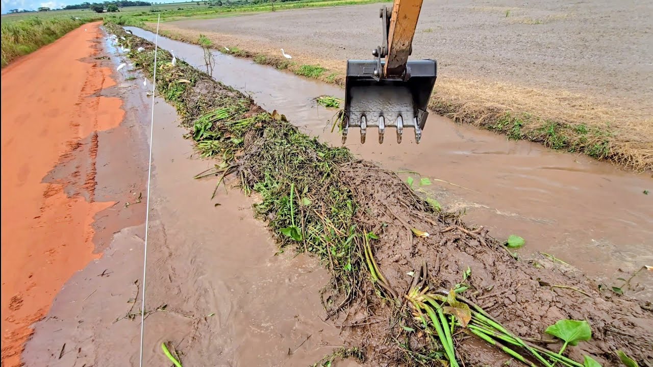 Limpando canal  // Escavadeira hidr&aacute;ulica 