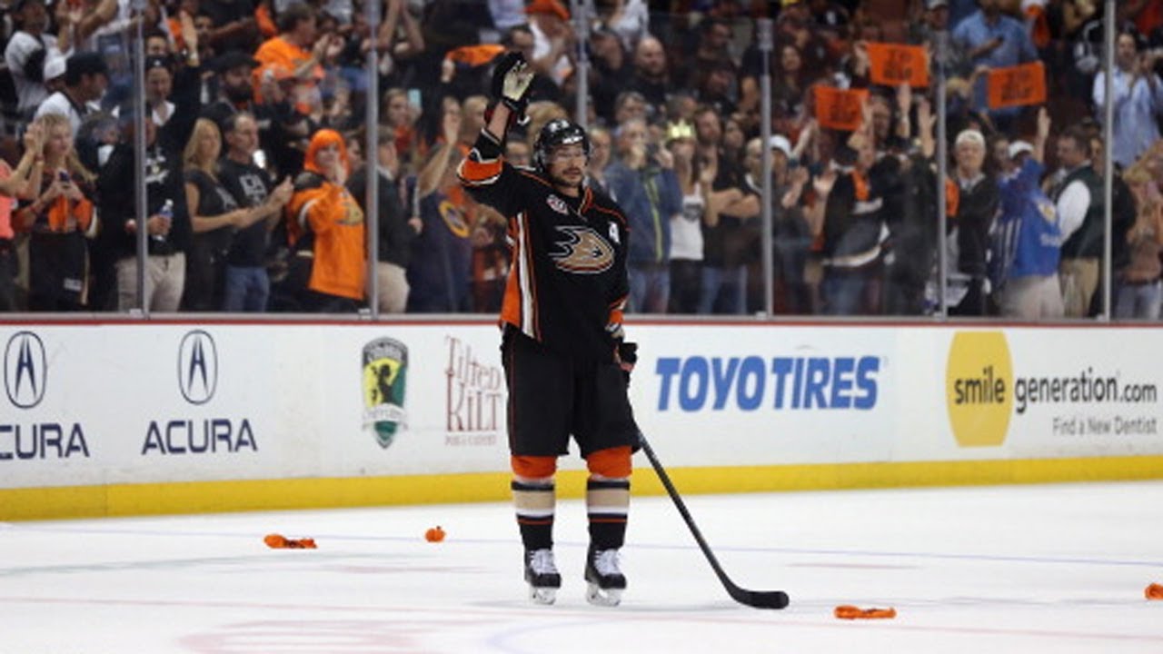 Players and fans salute Teemu Selanne