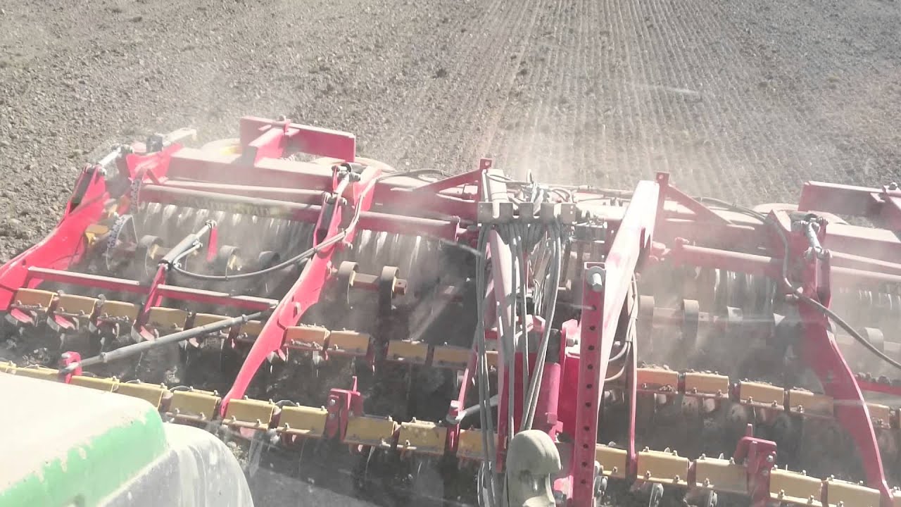 JohnDeere 6210R Vaderstad Carrier 650 having some