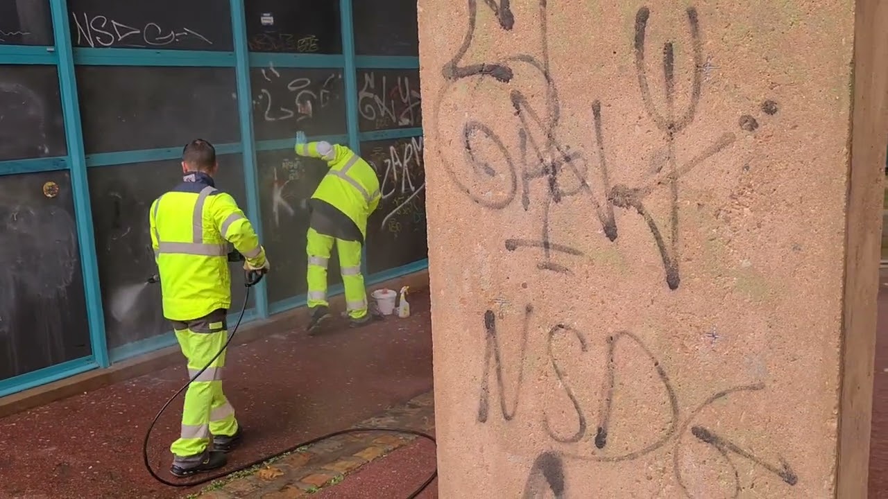 Opération nettoyage des tags à Argentan