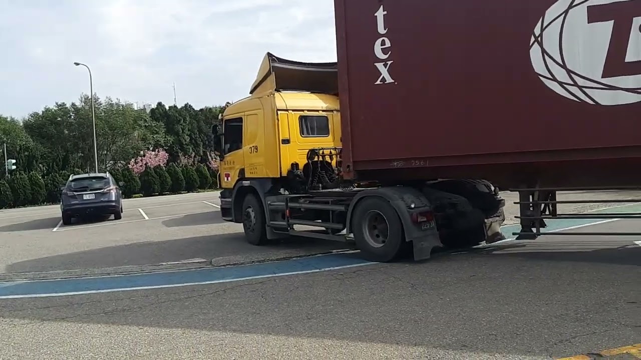 再次示範聯結車如何倒車入洞