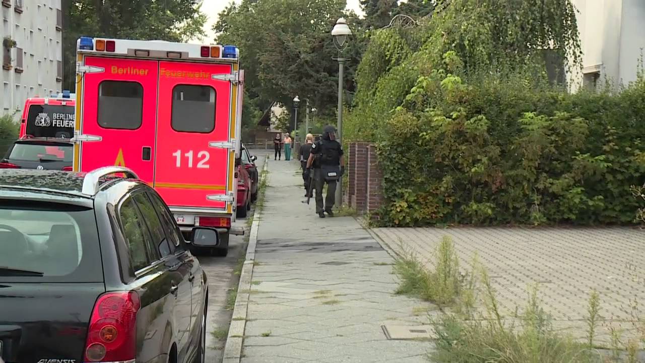 SEK EINSATZ Berliner Elite-Polizisten überwältigen Waffennarr