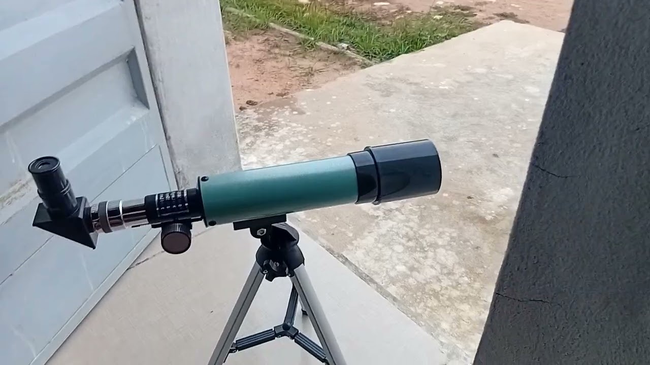 F36050 Telescópio olhando a paisagem