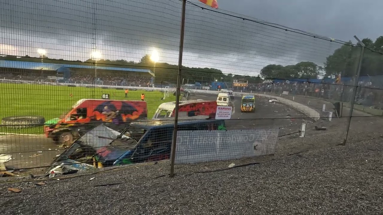 Caravan carnage, final van banger race at racewall 2025