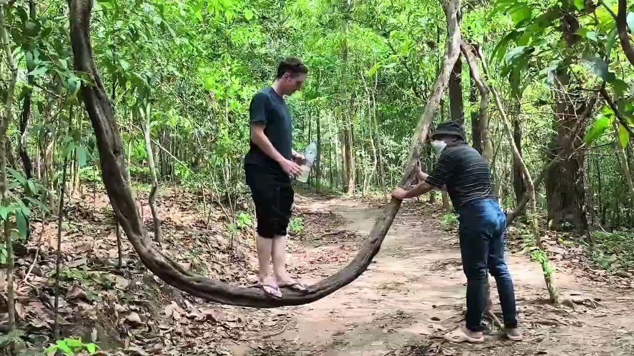 【马中骑行第51天】突然出现贵人，帮忙解决了泰铢现金欠缺问题。下午和英国朋友爬山到山里寺庙，晚上到夜市走走。